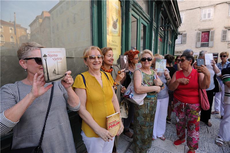 Split: Posvjed ljubitelja knjige zbog najave zatvaranja knjižare