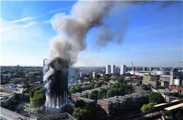 Vatrogasci zasad ne mogu temeljito pretražiti izgorjelu zgradu u Londonu