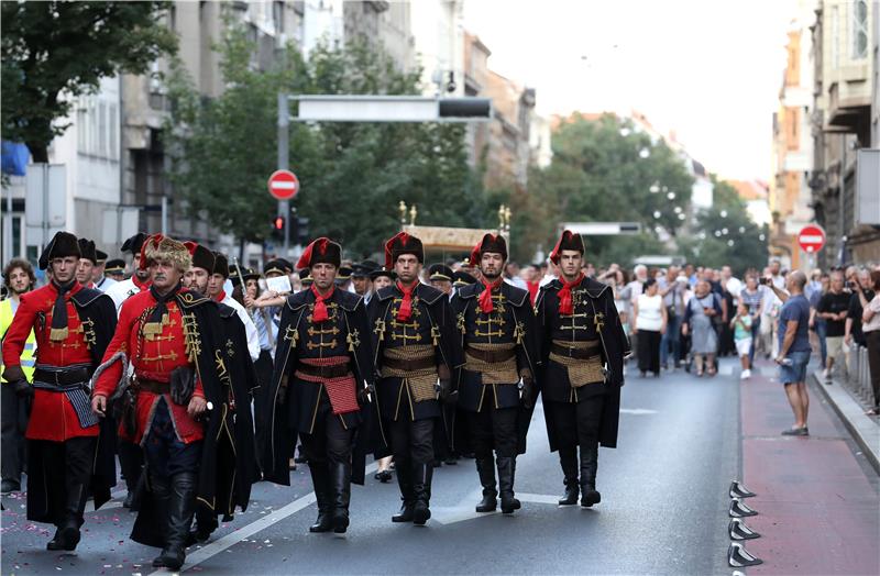 Počasna satnija Kravat pukovnije predvodila Tijelovsku procesiju u Zagrebu