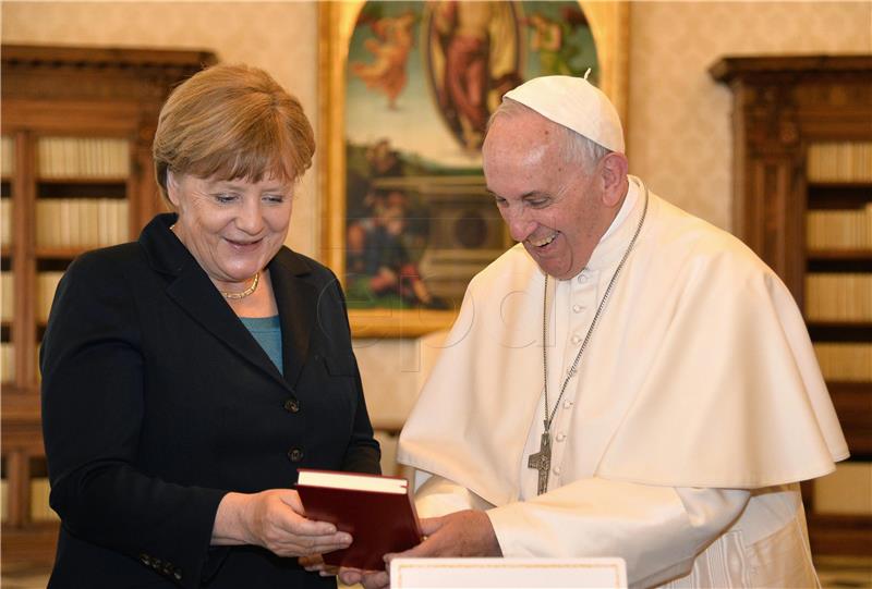 Papa Franjo zatražio od Merkel da nastavi promicati međunarodnu suradnju 