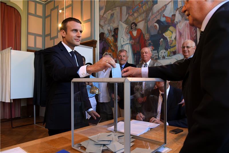 Macron očekuje veliku parlamentarnu većinu, odziv birača slab