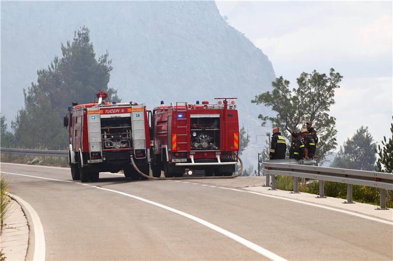 Veliki požar kod Podgore širi se prema Parku prirode Biokovo; obranjene kuće Podgorana