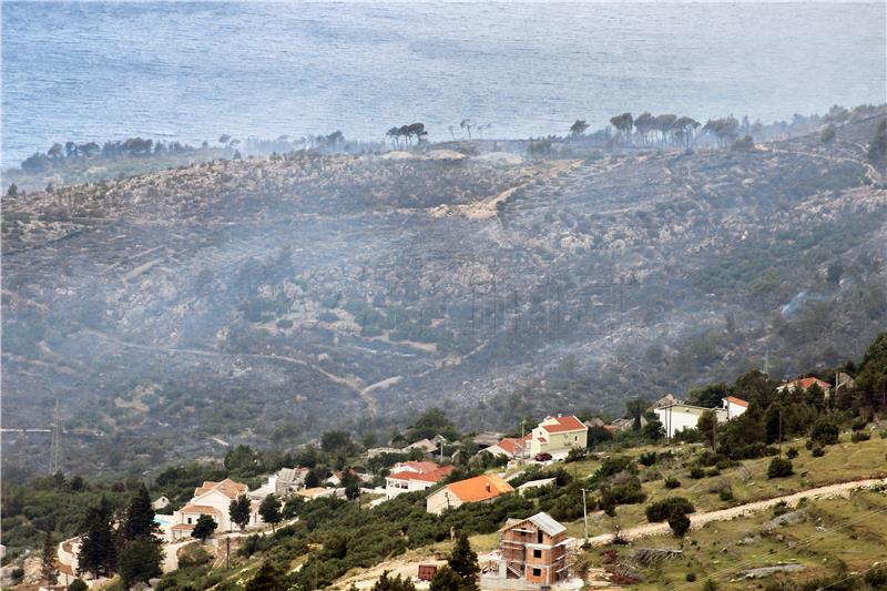 Veliki požar kod Podgore širi se prema Parku prirode Biokovo; obranjene kuće Podgorana