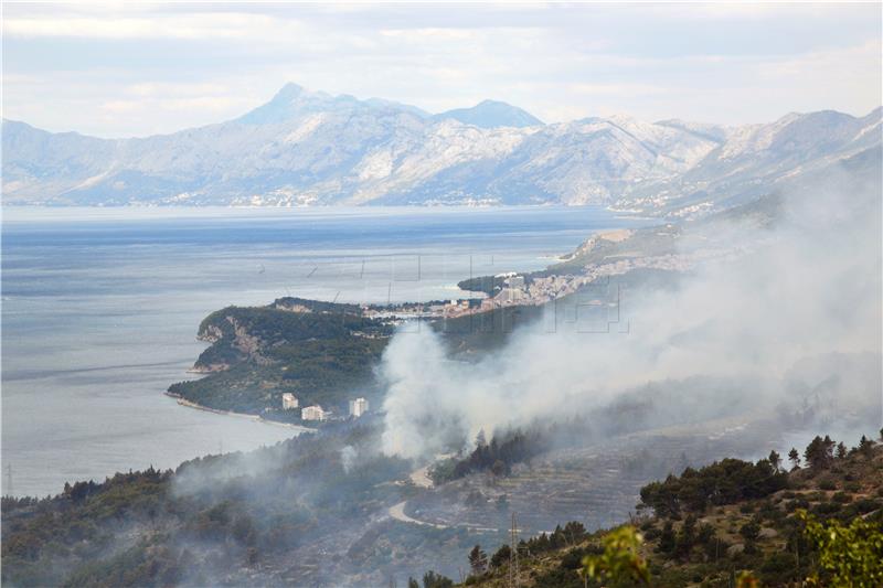 Veliki požar kod Podgore širi se prema Parku prirode Biokovo; obranjene kuće Podgorana