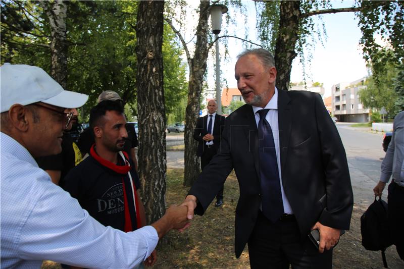 Interior minister, MEP visit refugees in Zagreb