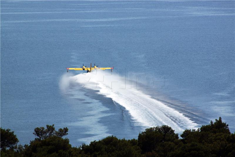 Makarska: Kanaderi pune spremnike vode