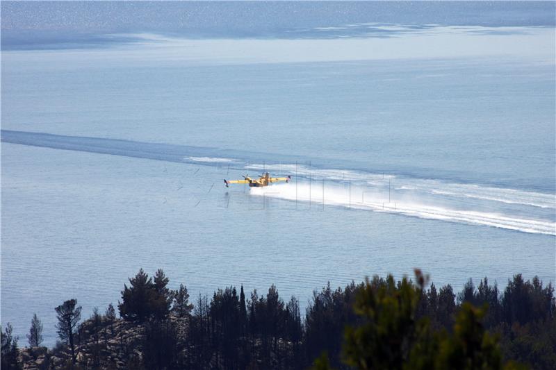 Makarska: Kanaderi pune spremnike vode