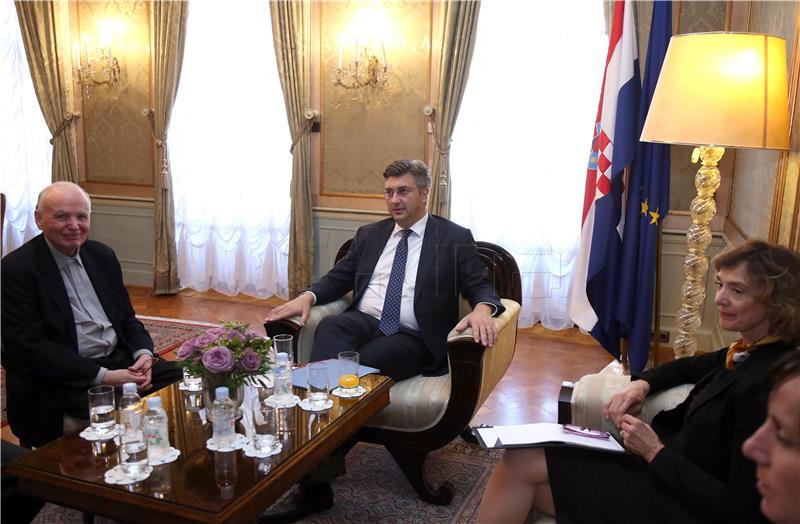 Premijer Plenković primio u oproštajni posjet apostolskog nuncija D'Errica