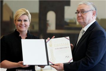 Predsjednica Kolinda Grabar-Kitarović uručila Povelju zahvalnosti Matici hrvatskoj