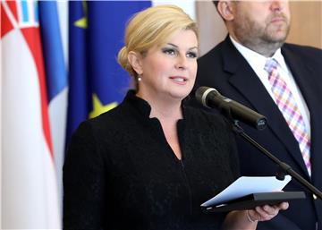 Predsjednica Kolinda Grabar-Kitarović uručila Povelju zahvalnosti Matici hrvatskoj