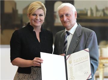 Predsjednica Kolinda Grabar-Kitarović uručila Povelju zahvalnosti Matici hrvatskoj