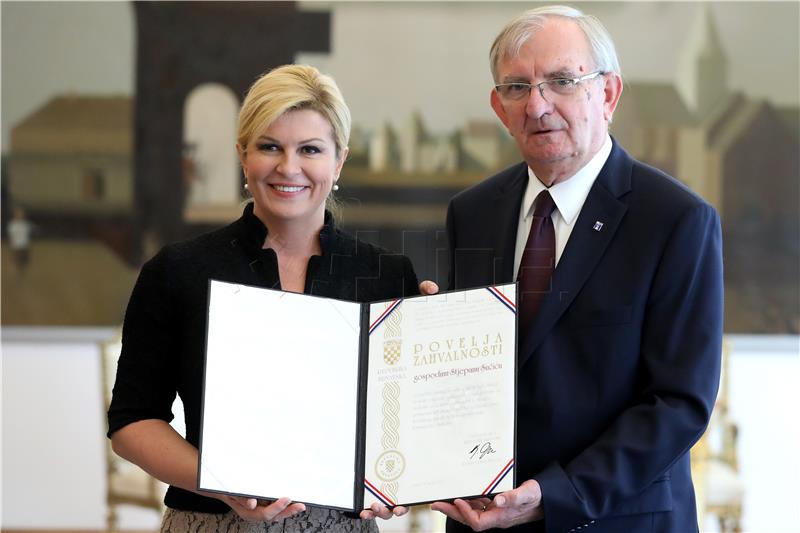 Predsjednica Kolinda Grabar-Kitarović uručila Povelju zahvalnosti Matici hrvatskoj