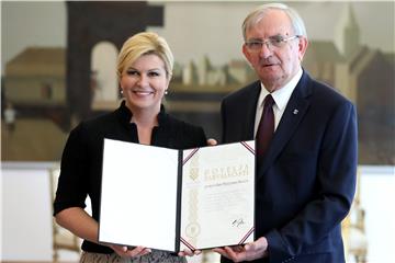 Predsjednica Kolinda Grabar-Kitarović uručila Povelju zahvalnosti Matici hrvatskoj