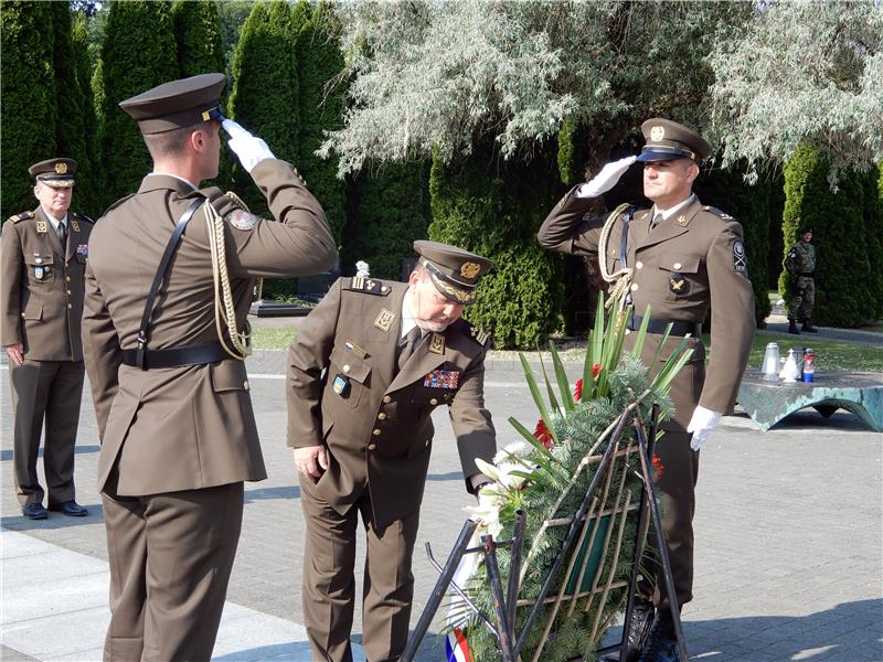 Vukovar - program svečane promocije polaznika vojnih škola počeo polaganjem vijenaca