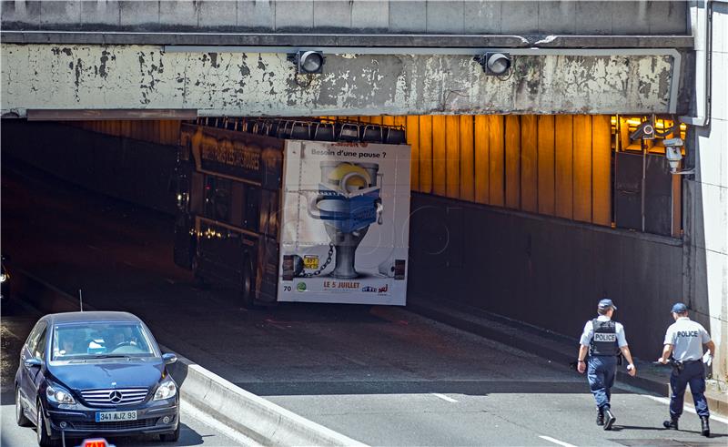 Četvero ozlijeđenih u bizarnoj nesreći turističkog autobusa u Parizu