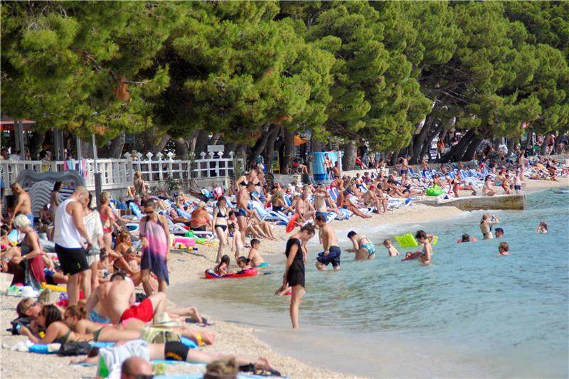 Kupači na plaži u Makarskoj