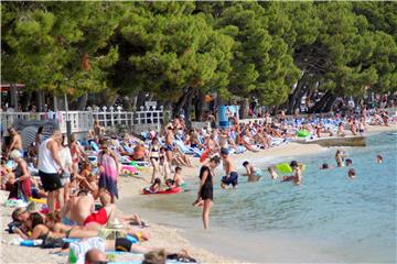 Kupači na plaži u Makarskoj