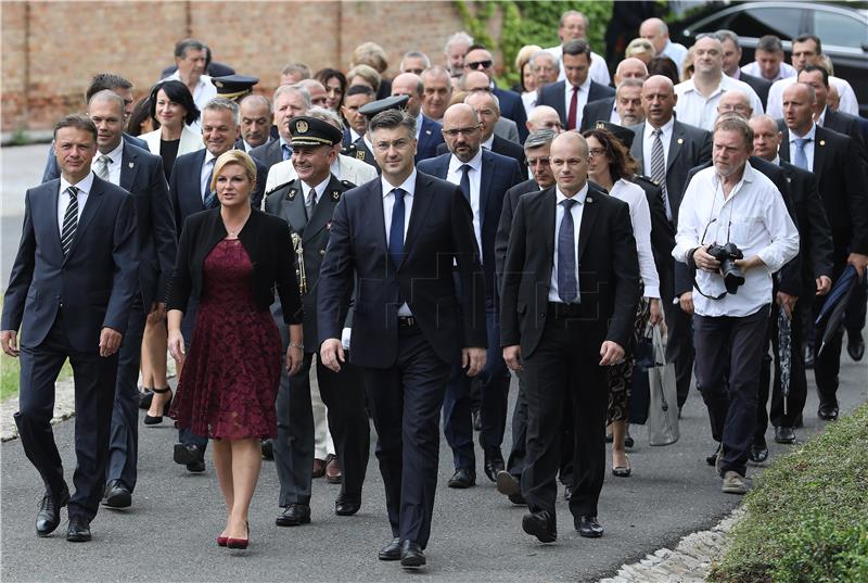 Na Mirogoju položeni vijenci i zapaljene svijeće povodom Dana državnosti