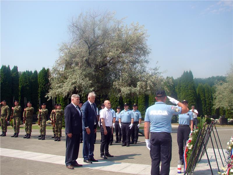 Vukovar: položeni vijenci na Memorijalnom groblju