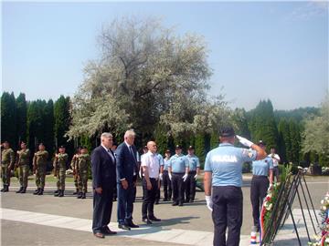 Vukovar: položeni vijenci na Memorijalnom groblju