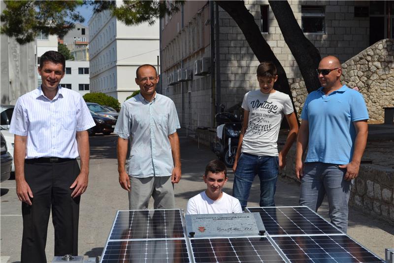 Učenici dubrovačke Obrtničke i tehničke škole izradili solarni automobil ''Ruđer 01''