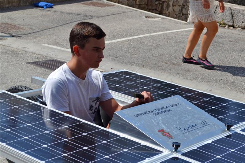 Učenici dubrovačke Obrtničke i tehničke škole izradili solarni automobil ''Ruđer 01''