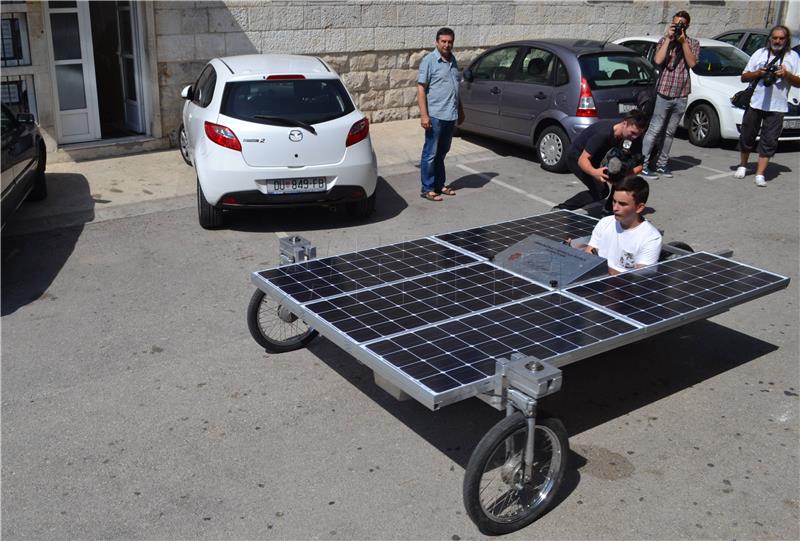 Učenici dubrovačke Obrtničke i tehničke škole izradili solarni automobil ''Ruđer 01''