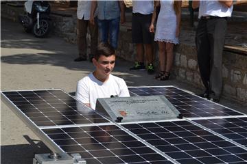 Učenici dubrovačke Obrtničke i tehničke škole izradili solarni automobil ''Ruđer 01''