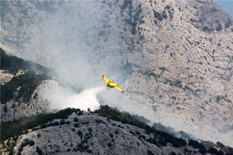 Veliki požar kod Drniša: Na terenu četiri kanadera, tri air tractora i pedeset vatrogasaca