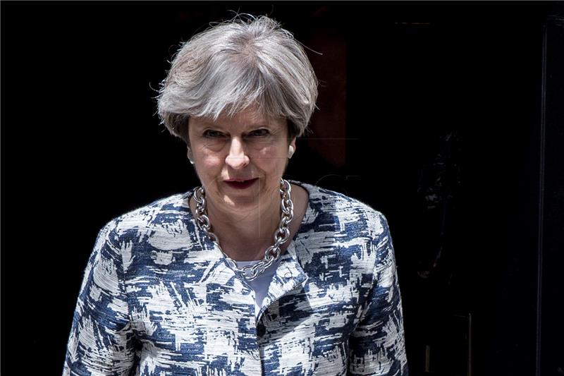 Theresa May tijesnom većinom prošla prvi ispit u britanskom parlamentu