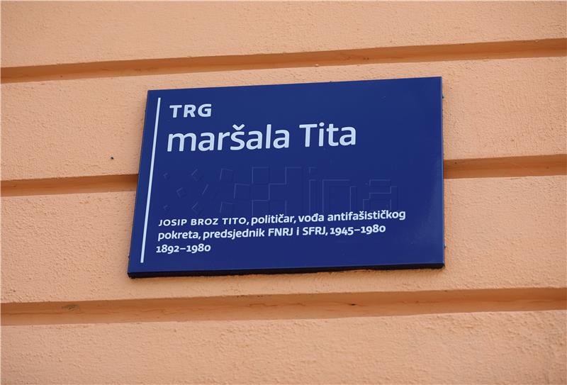 Ploča s natpisom Trg maršala Tita