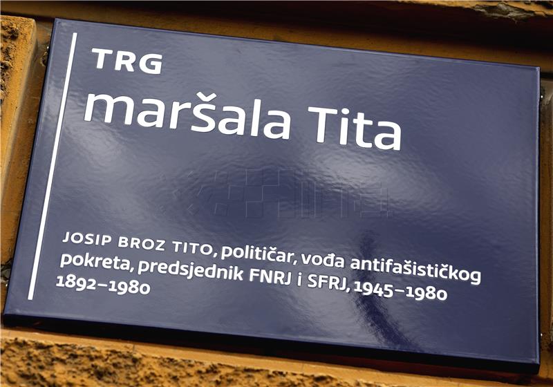 Ploča s natpisom Trg maršala Tita