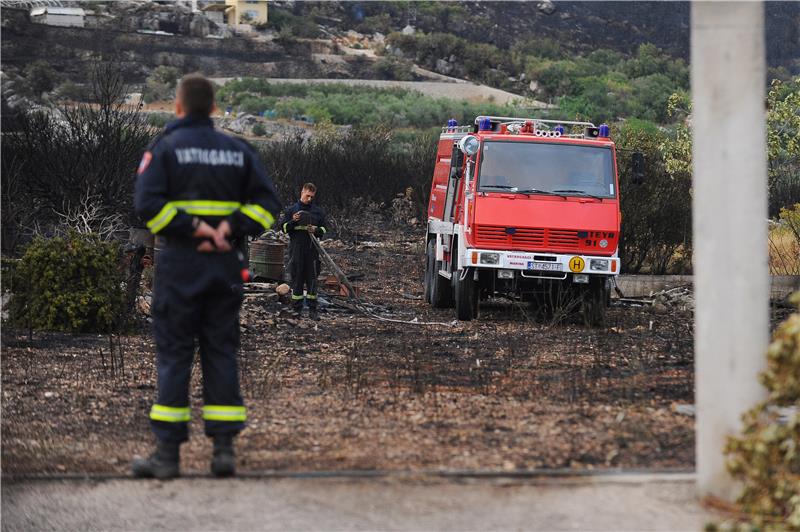 Požar u Planom kod Trogira: ugrožene i kuće