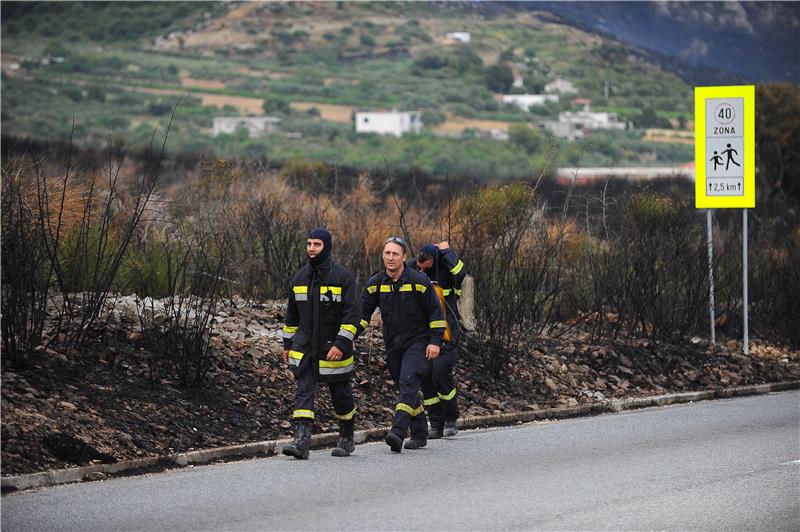 Požar u Planom kod Trogira: ugrožene i kuće