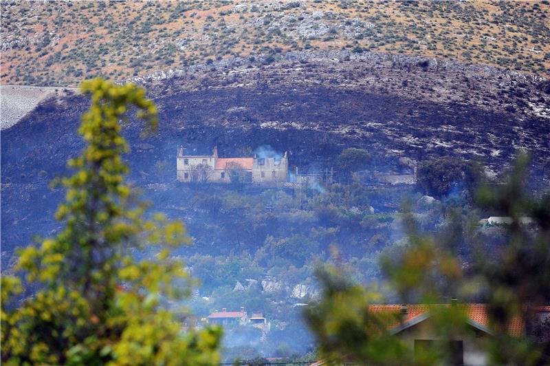 Požar u Planom kod Trogira: ugrožene i kuće