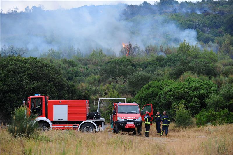 Požar u Planom kod Trogira: ugrožene i kuće