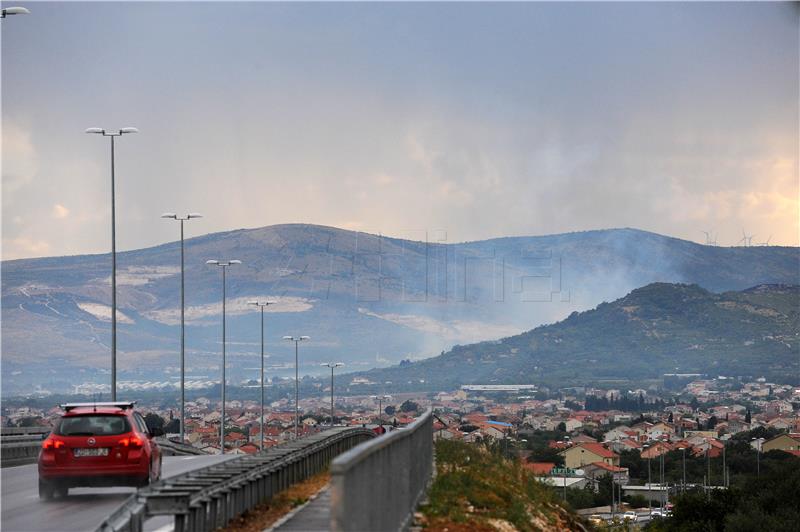 Požar u Planom kod Trogira: ugrožene i kuće