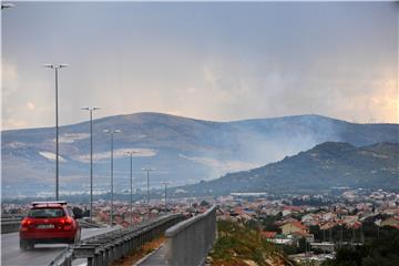 Požar u Planom kod Trogira: ugrožene i kuće