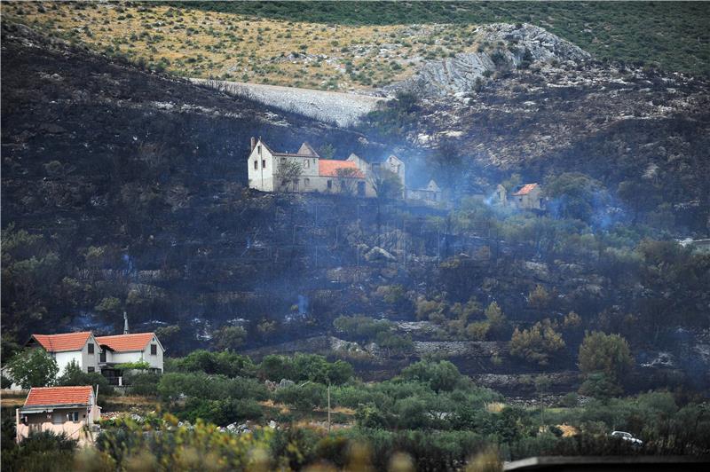 Požar u Planom kod Trogira: ugrožene i kuće