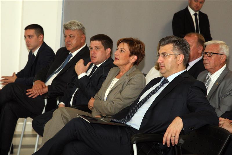 PM discusses projects with local government officials in Rijeka