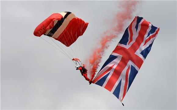 Skočili goli s padobranom pozivajući Britance na jedinstvo 