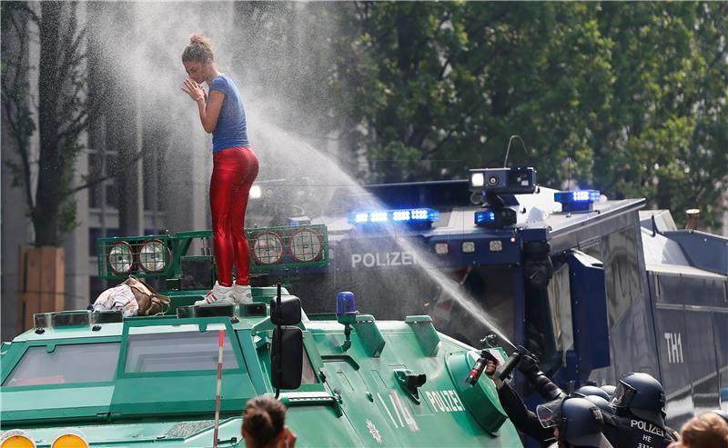 G20 nasilje: Hamburška policija zatražila pomoć, Melania Trump blokirana u rezidenciji