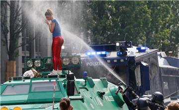 G20 nasilje: Hamburška policija zatražila pomoć, Melania Trump blokirana u rezidenciji