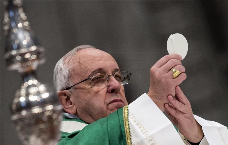 (FILE) VATICAN BELIEF EUCHARIST