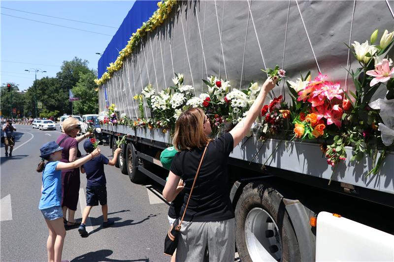 Prema Srebrenici ispraćeni posmrtni ostaci 71 identificirane žrtve 