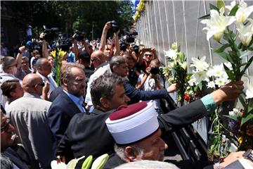 Prema Srebrenici ispraćeni posmrtni ostaci 71 identificirane žrtve 