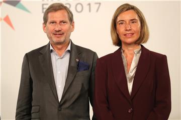 Mogherini i Hahn: U Srebrenici 1995. godine srušene sve ljudske vrijednosti