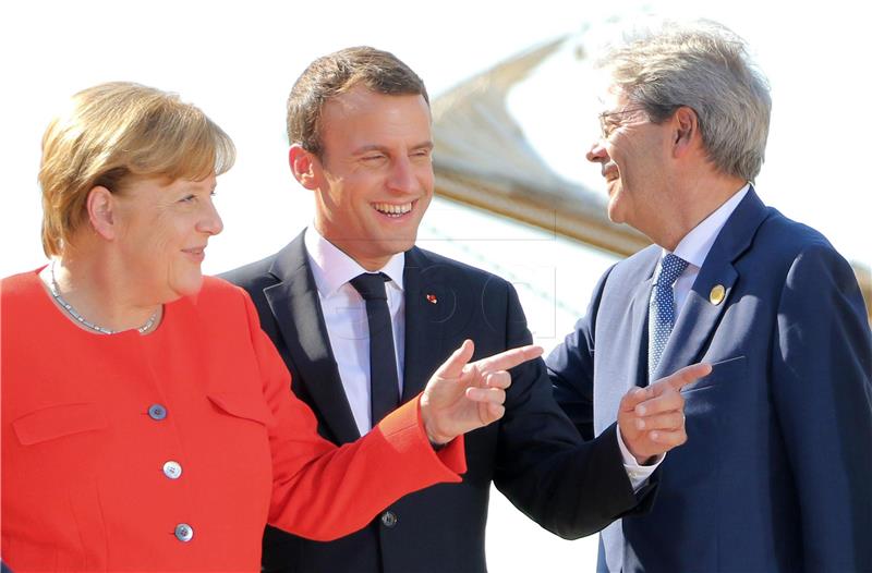 Merkel, Macron i Gentiloni za solidarnu EU-a oko migranata