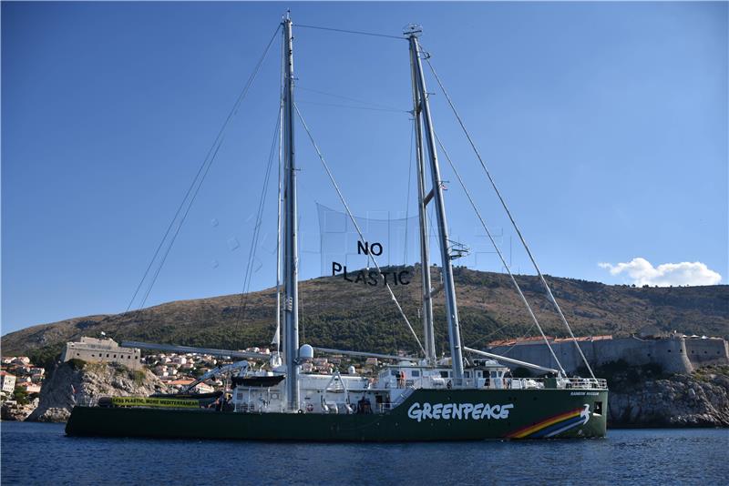 Greenpeace na Rainbow Warrioru III kraj Dubrovnika upozorio na onečišćenje Mediterana plastikom