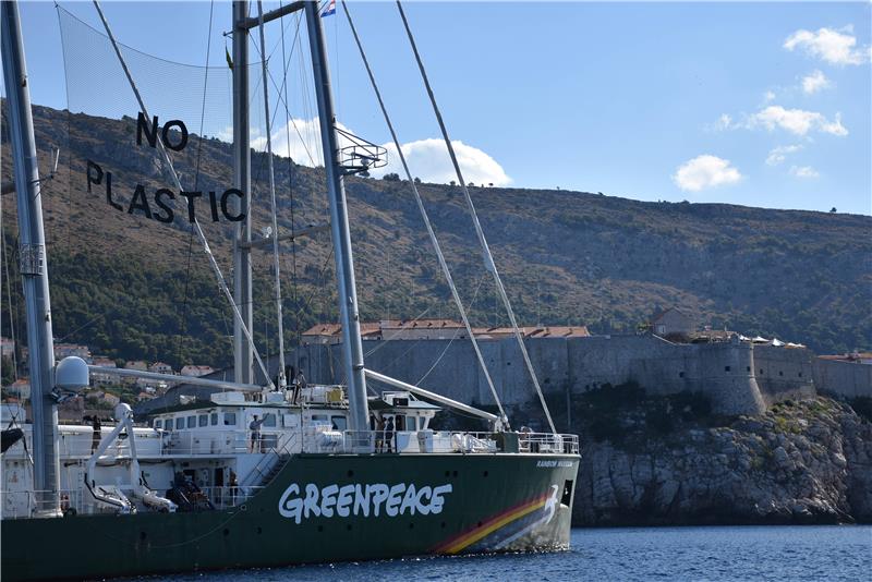 Greenpeace na Rainbow Warrioru III kraj Dubrovnika upozorio na onečišćenje Mediterana plastikom